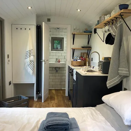 Luxury Shepherds Hut - The Sweet Pea By The *