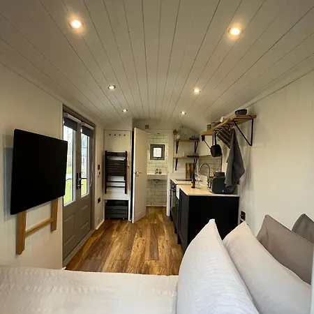 Luxury Shepherds Hut - The Sweet Pea By The