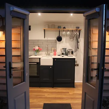 Luxury Shepherds Hut - The Sweet Pea By The