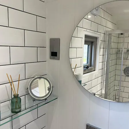 Luxury Shepherds Hut - The Sweet Pea By The