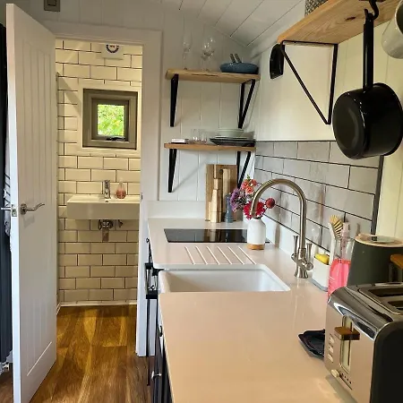 Luxury Shepherds Hut - The Sweet Pea By The Camping