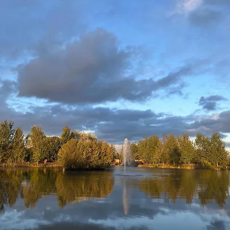 Luxury Shepherds Hut - The Sweet Pea By The אתר קמפינג יורק