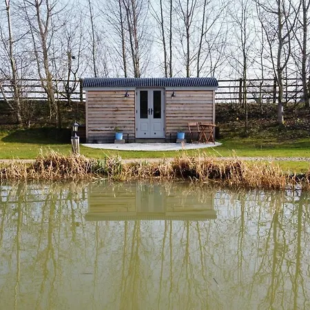Luxury Shepherds Hut - The Sweet Pea By The אתר קמפינג *
