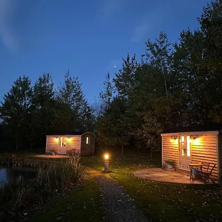 Luxury Shepherds Hut - The Sweet Pea By The אתר קמפינג יורק