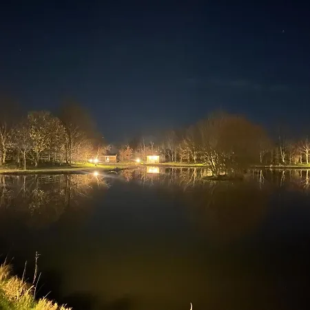 Luxury Shepherds Hut - The Sweet Pea By The *