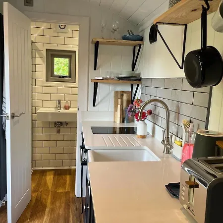 Luxury Shepherds Hut - The Sweet Pea By The Campsite