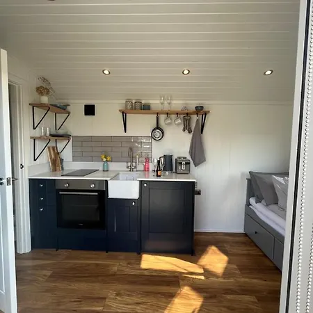 אתר קמפינג Luxury Shepherds Hut - The Sweet Pea By The *