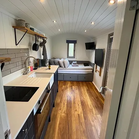 Luxury Shepherds Hut - The Sweet Pea By The אתר קמפינג