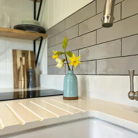 Luxury Shepherds Hut - The Sweet Pea By The Camping