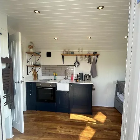 Luxury Shepherds Hut - The Sweet Pea By The *